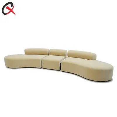 Moderne lys gul fløjlsbuet sofa